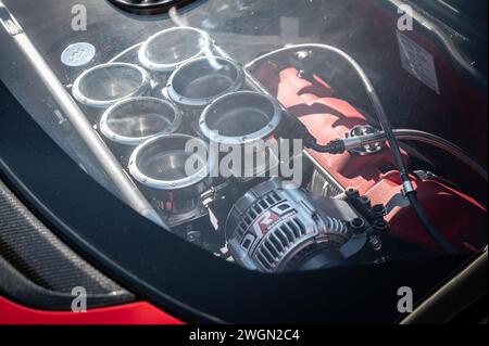 Detail des beeindruckenden V6-Saugmotors in zentraler Position des emblematischen japanischen Sportwagens Honda NSX Stockfoto