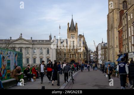 Leute, die zu Fuß und mit dem Fahrrad unterwegs sind, in der Kings Parade in Cambridge, Großbritannien Stockfoto