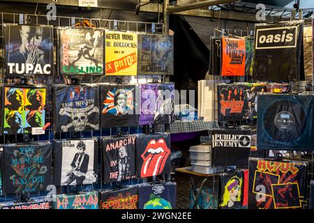 Rock- und Popmusik-T-Shirts an einem Marktstand in Cambridge Stockfoto