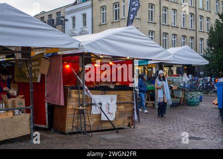 Leute, die auf einem Straßenmarkt in Cambridge, Großbritannien, herumlaufen Stockfoto