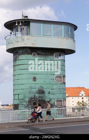 Einer der beiden Kontrolltürme, die der dänische Architekt Kaj Gottlob an der Knippelsbro-Brücke entwarf, wurde 1937 erbaut und mit seinen charakteristischen grünen Türmen versehen. Stockfoto