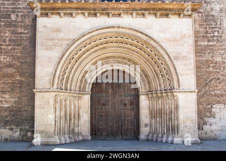 Die Kathedrale von Valencia, die Marienkathedrale, ist eine römisch-katholische Kirche in Valencia, Spanien - Detail des Außeneingangs Stockfoto