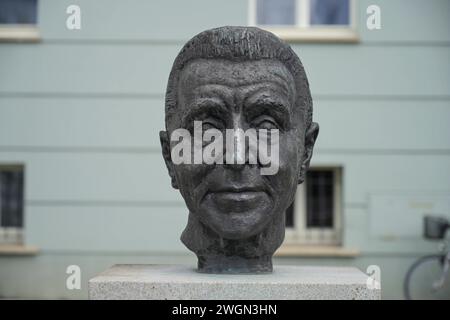 Wolfgang Langhoff, Büste, Deutsches Theater, Schumannstraße, Mitte, Berlin, Deutschland *** Lokalunterschrift *** , Berlin, Deutschland Wolfgang Langhoff, Büste, Deutsches Theater, Schumannstraße, Mitte, Berlin, Deutschland *** Wolfgang Langhoff, Bust, Deutsches Theater, Schumannstraße, Mitte, Berlin, Deutschland Lokalunterschrift , Berlin, Deutschland Wolfgang Langhoff, Bust, Deutsches Theater, Schumannstraße, Mitte, Berlin, Deutschland Stockfoto