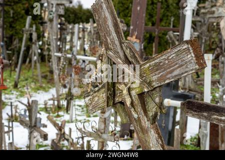 In der Stille der litauischen Landschaft steht der Hügel der Kreuze als Zeugnis der dauerhaften Kraft des menschlichen Geistes Stockfoto