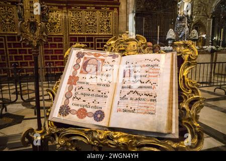 Beleuchtetes Chorbuch auf Dispaly in der Kathedrale der Heiligen Maria vom See in Sevilla, Andalusien, Spanien Stockfoto