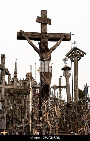 In der Stille der litauischen Landschaft steht der Hügel der Kreuze als Zeugnis der dauerhaften Kraft des menschlichen Geistes. Stockfoto