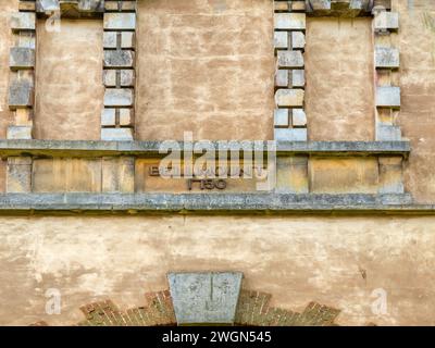 Inschrift in Mauerwerk/Mauerwerk des Bellmount Tower in der Nähe von Belton House, Grantham, Lincolnshire, England, Großbritannien Stockfoto