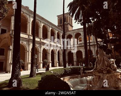 Tauchen Sie ein in eine Welt der Ruhe im Giardini di Palazzo Venezia, wo üppiges Grün und zeitlose Eleganz aufeinander treffen und einen friedlichen Rückzugsort in Th bieten Stockfoto