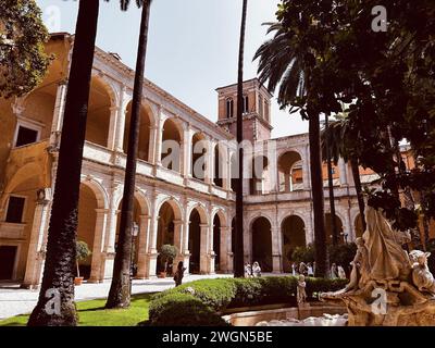 Inmitten der historischen Pracht des Palazzo Venezia bieten die Giardini einen ruhigen Rückzugsort, in dem sich grüne Schönheit und zeitlose Eleganz in Ruhe vermischen Stockfoto