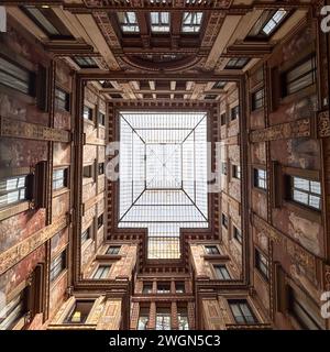 Tauchen Sie ein in die faszinierende Schönheit der Galleria Sciarra, wo komplexe Fresken und architektonische Wunder Geschichten von Italiens reicher Kultur erzählen Stockfoto