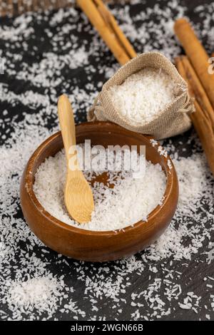 Getrocknete Kokosspäne auf einem Schieferbrett, zum Kochen von Kokosflocken von weißer Farbe Stockfoto