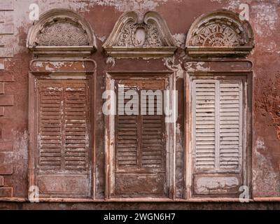 Blick auf wunderschöne alte falsche Fenster mit Stuckdekor an der Wand eines verlassenen Hauses in Panam City oder Panam Nagar, Sonargaon, Bangladesch Stockfoto