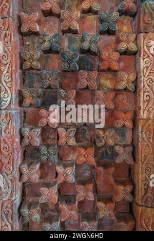 Nahaufnahme des Terrakotta-Blumenmusters auf dem Mirhab der alten 60 Kuppelmoschee im alten Khalifatabad, UNESCO-Weltkulturerbe, Bagerhat, Bangladesch Stockfoto