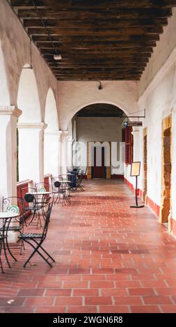 Ein langer Flur in Santa Barbara Mission, Santa Barbara, Kalifornien Stockfoto