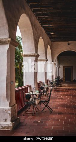 Ein langer Flur in Santa Barbara Mission, Santa Barbara, Kalifornien Stockfoto