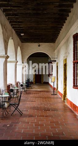 Ein langer Flur in Santa Barbara Mission, Santa Barbara, Kalifornien Stockfoto