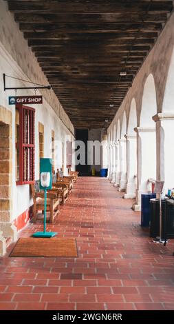 Ein langer Flur in Santa Barbara Mission, Santa Barbara, Kalifornien Stockfoto