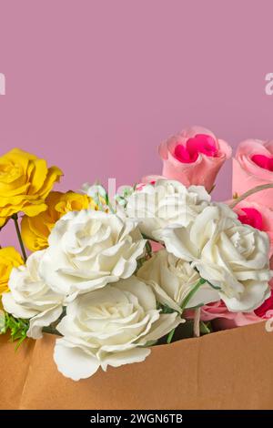 Strauß aus weißen Rosen und gelben Rosen in Box auf rosa Hintergrund. Stockfoto