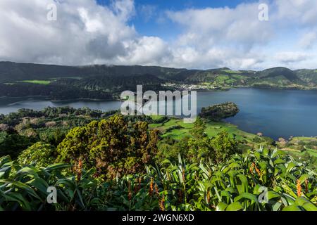 See Sieben Cities oder Lagoa das sete cidades ist ein vulkanischer See auf der Insel São Miguel auf den Azoren in Portugal Stockfoto