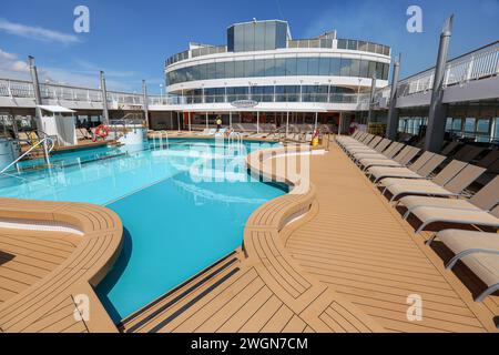 Leeres Pooldeck an Bord des Kreuzfahrtschiffs Norwegian Jade, das durch das Chinesische Meer segelt, Norwegian Cruise Line, NCL, chinesische Passagiere verstecken sich vor Sonne und Hitze Stockfoto