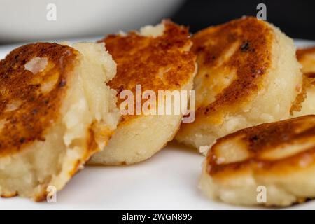 Hausgemachte kleine Käsekuchen Pfannkuchen aus Hüttenkäse Pfannkuchen mit Sauerrahm Stockfoto