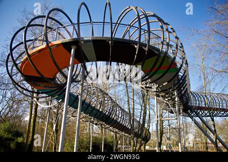 Brücke über den Rhein-Herne-Kanal bei Nacht beleuchtet, dessen Design von dem spiralförmigen Spielzeug Slinky inspiriert wurde Stockfoto