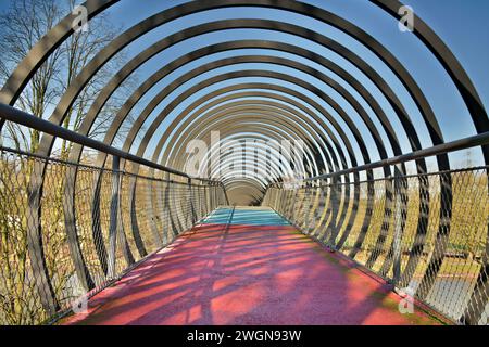 Brücke über den Rhein-Herne-Kanal bei Nacht beleuchtet, dessen Design von dem spiralförmigen Spielzeug Slinky inspiriert wurde Stockfoto