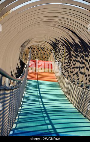 Brücke über den Rhein-Herne-Kanal bei Nacht beleuchtet, dessen Design von dem spiralförmigen Spielzeug Slinky inspiriert wurde Stockfoto