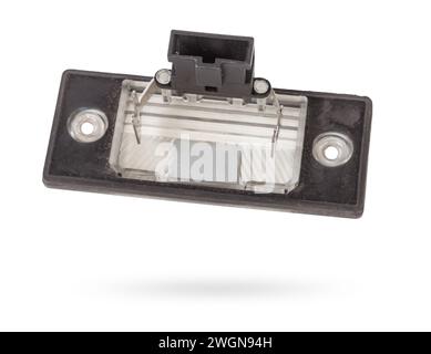 Ersatzteil aus dem Auto auf weißem, isoliertem Hintergrund ist eine Abdeckung für die Beleuchtung eines Standardzeichens auf dem Kofferraumdeckel zum Austausch und zur Reparatur. Stockfoto