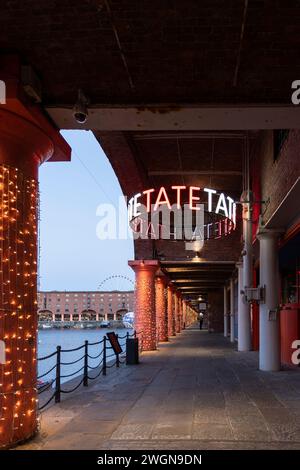 Schild der Tate Liverpool Art Gallery leuchtet nachts im Albert Dock, Liverpool, Merseyside, Stockfoto