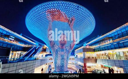 Shanghai, China. Februar 2024. SHANGHAI, CHINA - 31. DEZEMBER 2022 - Chinesische Fans feiern Lionel Messis Sieg für Argentinien bei der Katar-Weltmeisterschaft 2022 auf der Expo Valley-Großleinwand-Lichtshow in Shanghai, China, 31. Dezember 2022. Die Abwesenheit des argentinischen Stars Lionel Messi bei einem Freundschaftsspiel zwischen Beckham's Miami International und Hongkong am 4. Februar 2024 löste bei den chinesischen Fans Wut aus, die sagten, dass Messis Nichterscheinen einen Mangel an Respekt vor seinen langjährigen Anhängern zeige. Quelle: NurPhoto SRL/Alamy Live News Stockfoto