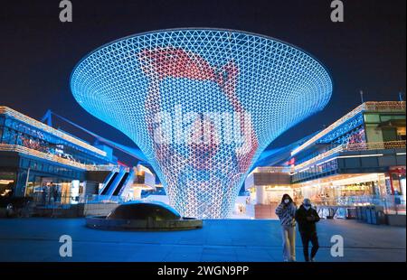 Shanghai, China. Februar 2024. SHANGHAI, CHINA - 31. DEZEMBER 2022 - Chinesische Fans feiern Lionel Messis Sieg für Argentinien bei der Katar-Weltmeisterschaft 2022 auf der Expo Valley-Großleinwand-Lichtshow in Shanghai, China, 31. Dezember 2022. Die Abwesenheit des argentinischen Stars Lionel Messi bei einem Freundschaftsspiel zwischen Beckham's Miami International und Hongkong am 4. Februar 2024 löste bei den chinesischen Fans Wut aus, die sagten, dass Messis Nichterscheinen einen Mangel an Respekt vor seinen langjährigen Anhängern zeige. Quelle: NurPhoto SRL/Alamy Live News Stockfoto