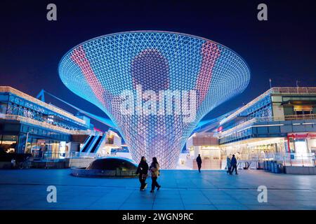 Shanghai, China. Februar 2024. SHANGHAI, CHINA - 31. DEZEMBER 2022 - Chinesische Fans feiern Lionel Messis Sieg für Argentinien bei der Katar-Weltmeisterschaft 2022 auf der Expo Valley-Großleinwand-Lichtshow in Shanghai, China, 31. Dezember 2022. Die Abwesenheit des argentinischen Stars Lionel Messi bei einem Freundschaftsspiel zwischen Beckham's Miami International und Hongkong am 4. Februar 2024 löste bei den chinesischen Fans Wut aus, die sagten, dass Messis Nichterscheinen einen Mangel an Respekt vor seinen langjährigen Anhängern zeige. Quelle: NurPhoto SRL/Alamy Live News Stockfoto