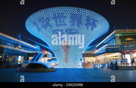 Shanghai, China. Februar 2024. SHANGHAI, CHINA - 31. DEZEMBER 2022 - Chinesische Fans feiern Lionel Messis Sieg für Argentinien bei der Katar-Weltmeisterschaft 2022 auf der Expo Valley-Großleinwand-Lichtshow in Shanghai, China, 31. Dezember 2022. Die Abwesenheit des argentinischen Stars Lionel Messi bei einem Freundschaftsspiel zwischen Beckham's Miami International und Hongkong am 4. Februar 2024 löste bei den chinesischen Fans Wut aus, die sagten, dass Messis Nichterscheinen einen Mangel an Respekt vor seinen langjährigen Anhängern zeige. Quelle: NurPhoto SRL/Alamy Live News Stockfoto