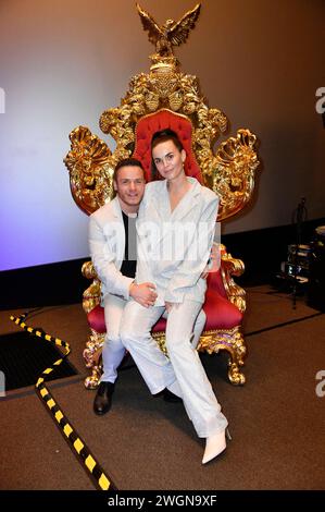 Henning Merten und Denise Kappes bei der Dr. Sindsen Fashion Show und der Premiere der Eric Sindermann Dokumentation auf der Berlin Fashion Week Herbst/Winter 2024 im UCI Luxe Mercedes Platz. Berlin, 05.02.2024 *** Henning Merten und Denise Kappes auf der Dr Sindsen Fashion Show und die Premiere des Dokumentarfilms Eric Sindermann auf der Berlin Fashion Week Herbst Winter 2024 am UCI Luxe Mercedes Platz Berlin, 05 02 2024 Foto:Xn.xKubelkax/xFuturexImagex sindsen 4250 Stockfoto