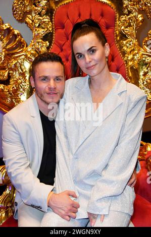 Henning Merten und Denise Kappes bei der Dr. Sindsen Fashion Show und der Premiere der Eric Sindermann Dokumentation auf der Berlin Fashion Week Herbst/Winter 2024 im UCI Luxe Mercedes Platz. Berlin, 05.02.2024 *** Henning Merten und Denise Kappes auf der Dr Sindsen Fashion Show und die Premiere des Dokumentarfilms Eric Sindermann auf der Berlin Fashion Week Herbst Winter 2024 am UCI Luxe Mercedes Platz Berlin, 05 02 2024 Foto:Xn.xKubelkax/xFuturexImagex sindsen 4251 Stockfoto