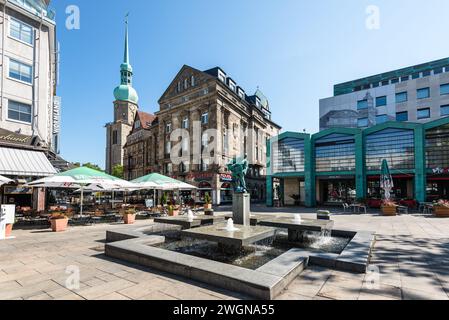 Dortmund, Deutschland - 14. August 2022: Blaeserbrunnen auf dem alten Markt mit der Adler Apotheke und der Kirche St. Reinoldi in Th Stockfoto