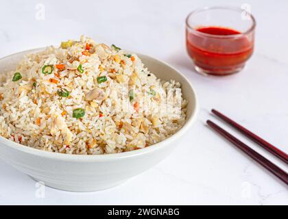 Asiatischer gebratener Reis mit Tomatensauce – Nahaufnahme Foto Stockfoto