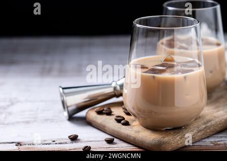 Traditioneller irischer Kaffeelikör mit Eis auf Holztisch Stockfoto
