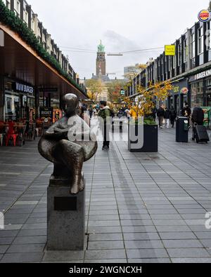 Statue Mädchen liest in der Einkaufsstraße Lijnbaan im Zentrum von Rotterdam, Niederlande Stockfoto