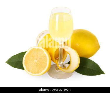 Likörglas mit leckerem Limoncello, Zitronen und grünen Blättern isoliert auf weiß Stockfoto