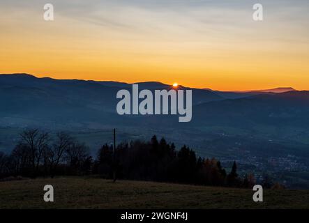 Sonnenuntergang mit farbigem klaren Himmel über den Moravskoslezske Beskydy Bergen von Bahenec Berg in Slezske Beskiden in Tschechien Stockfoto