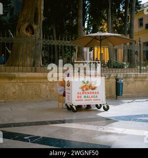 Almendras de Malaga - Straßenverkäufer, der Mandeln verkauft Stockfoto