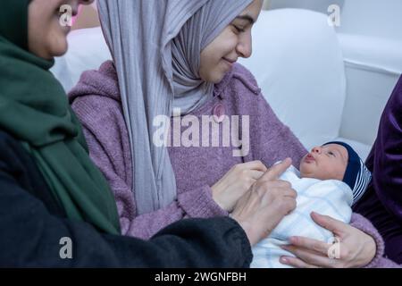 Mutter Tochter und Baby, Mehrgenerationenfamilie auf weißem Hintergrund, glücklich Stockfoto