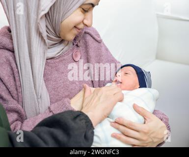 Mutter Tochter und Baby, Mehrgenerationenfamilie auf weißem Hintergrund, glücklich Stockfoto