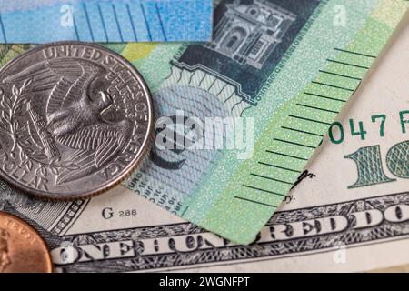US-Dollar und europäische Euro-Nahaufnahme, verschiedene konvertierbare Währungen von Euro und Dollar zusammen Stockfoto