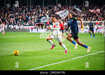 Madrid, Spanien. Februar 2024. Alvaro Garcia (L) von Rayo Vallecano und Loic Bade (R) von Sevilla wurden während des Fußballspiels La Liga EA Sports 2023/24 zwischen Rayo Vallecano und Sevilla in Estadio Vallecas gesehen. Rayo Vallecano 1 : 2 Sevilla (Foto: Atilano Garcia/SOPA Images/SIPA USA) Credit: SIPA USA/Alamy Live News Stockfoto