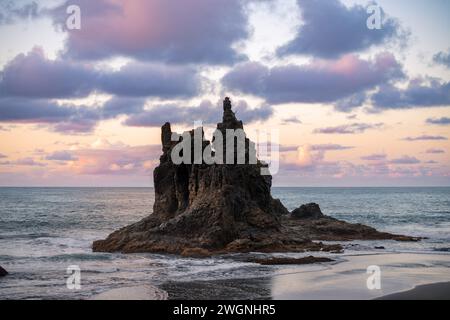 Lavasteinformationen bei Sonnenuntergang am Strand von Benijo, Teneriffa Stockfoto