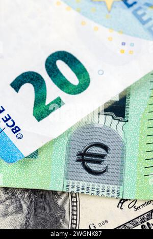 US-Dollar und europäische Euro-Nahaufnahme, verschiedene konvertierbare Währungen von Euro und Dollar zusammen Stockfoto