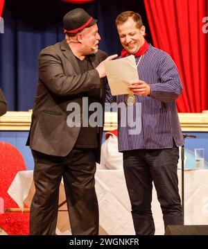 Fastnachtssitzung Alt Gunsenum des Carnevalvereins Eiskalte Brüder Gonsenheim 1893 e. V., das Zwischenspiel mit Regionaler Prominenz, Nino Haase Oberbürgermeister der Landeshauptstadt Mainz mit Frank Brunswick als Meenzer Schoppestecher 04.02.24 Foto: Stefan F. Sämmer, www.saemmer.eu, 49 163 7343300 *** Fastnachtssitzung Alt Gunsenum des Carnevalvereins Eiskalte Brüder Gonsenheim 1893 e V , das Zwischenspiel mit regionalen Prominenten, Nino Haase Oberbürgermeister der Landeshauptstadt Mainz mit Frank Brunswick als Meenzer Schoppestecher 04 02 24 Foto Stefan F Sämmer, www saemmer eu, 49 163 7343300 Stockfoto